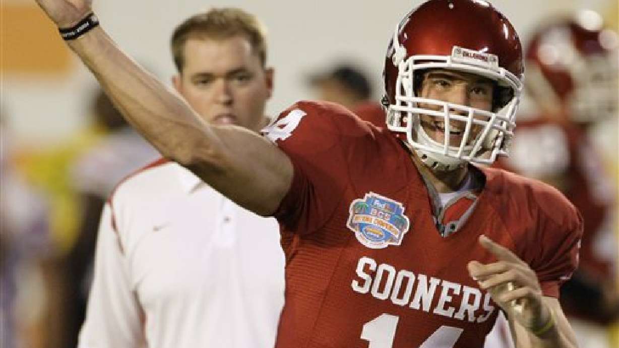 Heisman winner Bradford staying at Oklahoma