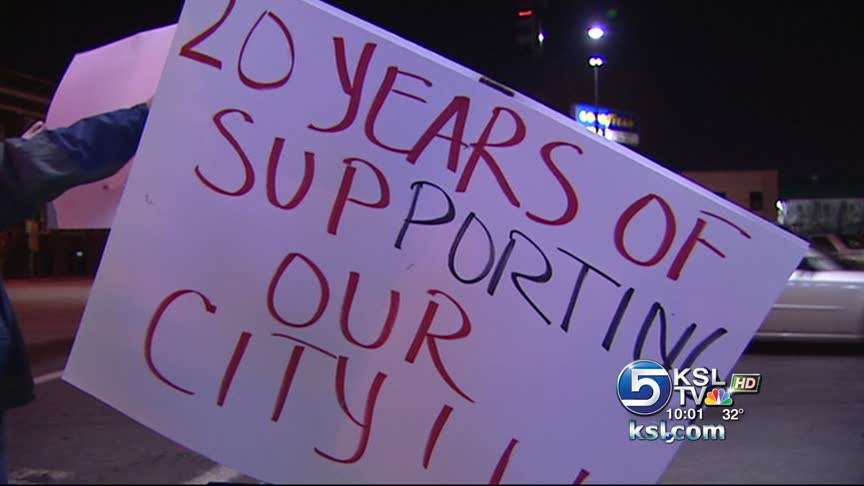 Port O'Call patrons gather to protest bar's closing