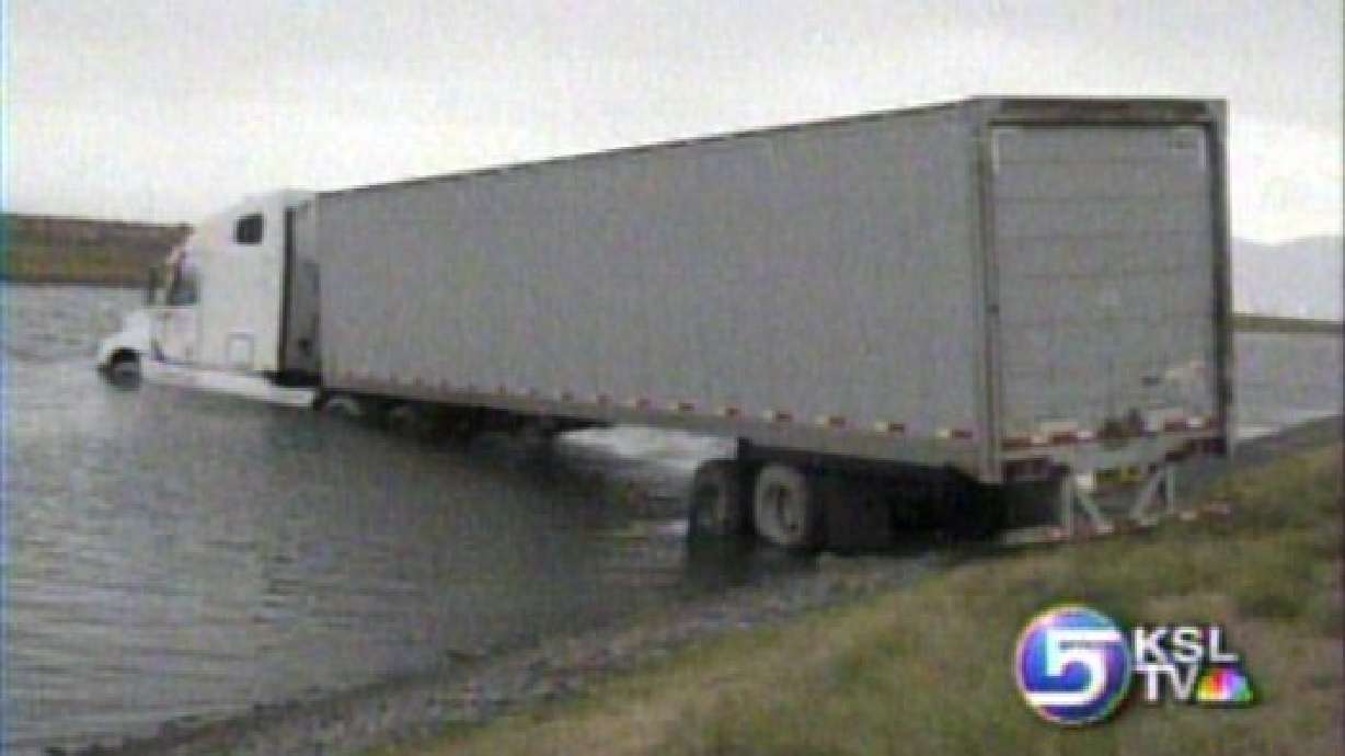 Wind Too Much for Three Semis