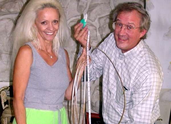 In this picture from November 2004, Lee Redmond's nails measured 31 1/2 inches.