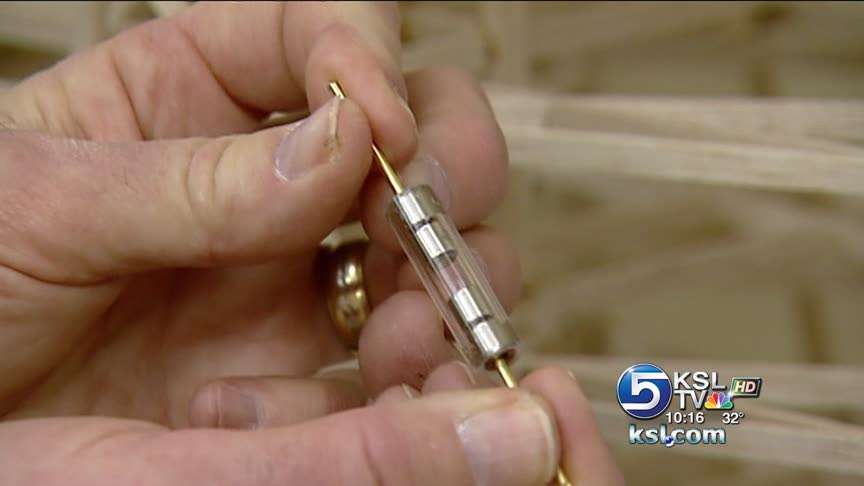 Students test model buildings for earthquake safety
