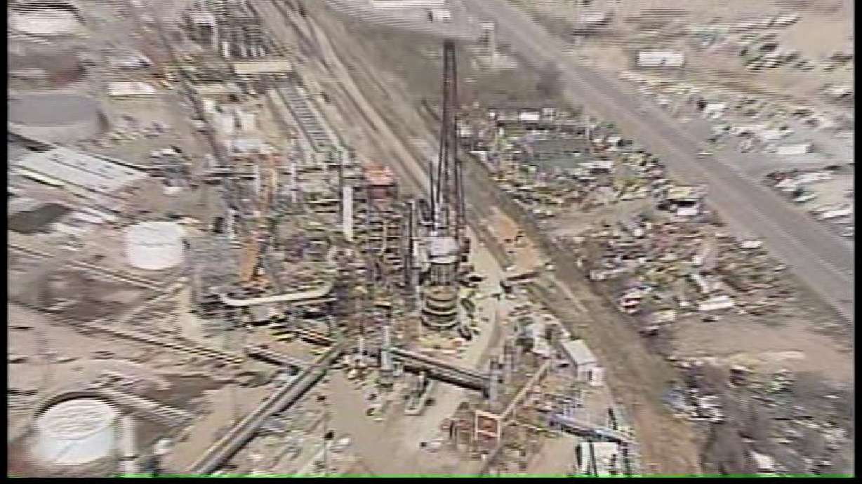 Huge Crane Places 600,000 Pound Unit Into Refinery