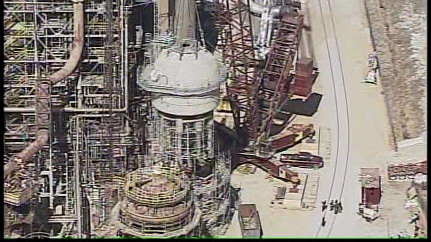 Huge Crane Places 600,000 Pound Unit Into Refinery