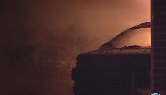Family escapes garage fire