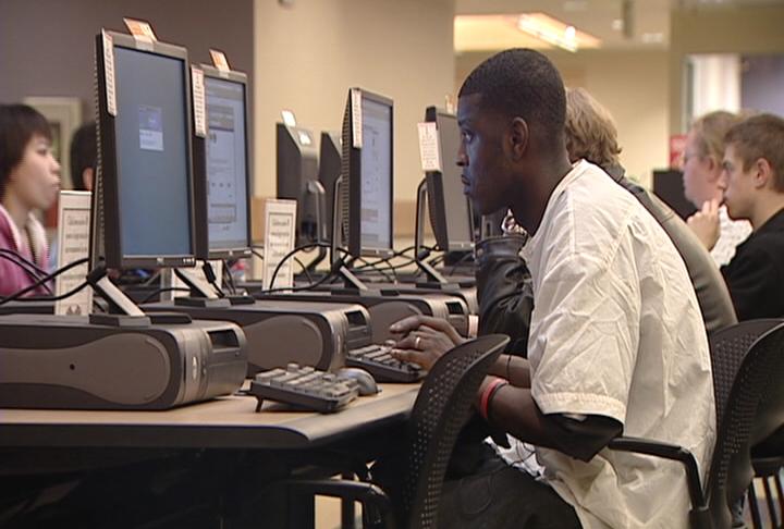 College enrollment continues to rise in sluggish economy