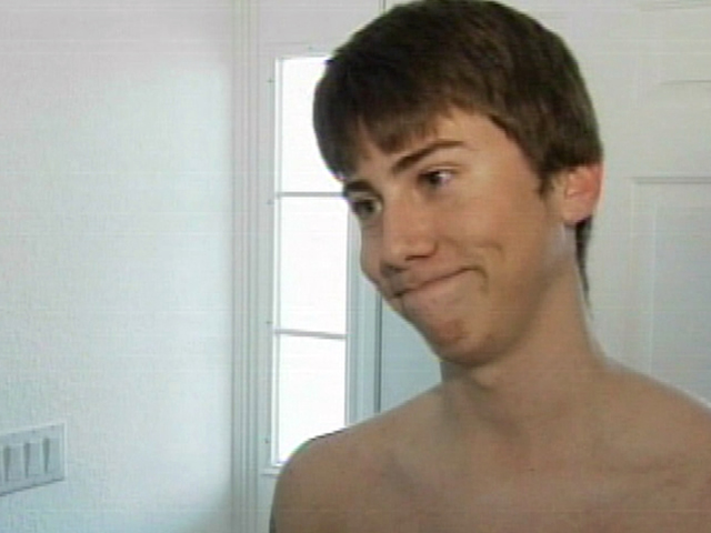 Florida teen admits to streaking through crowded mall